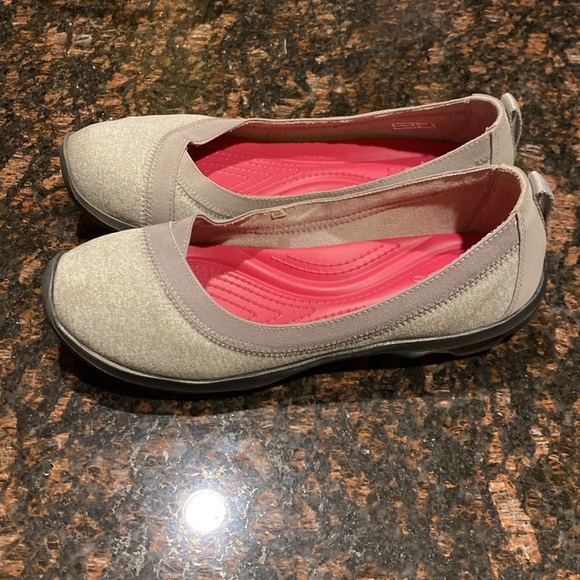 Crocs slip ons gray and pink women’s size 9 - Picture 2 of 5